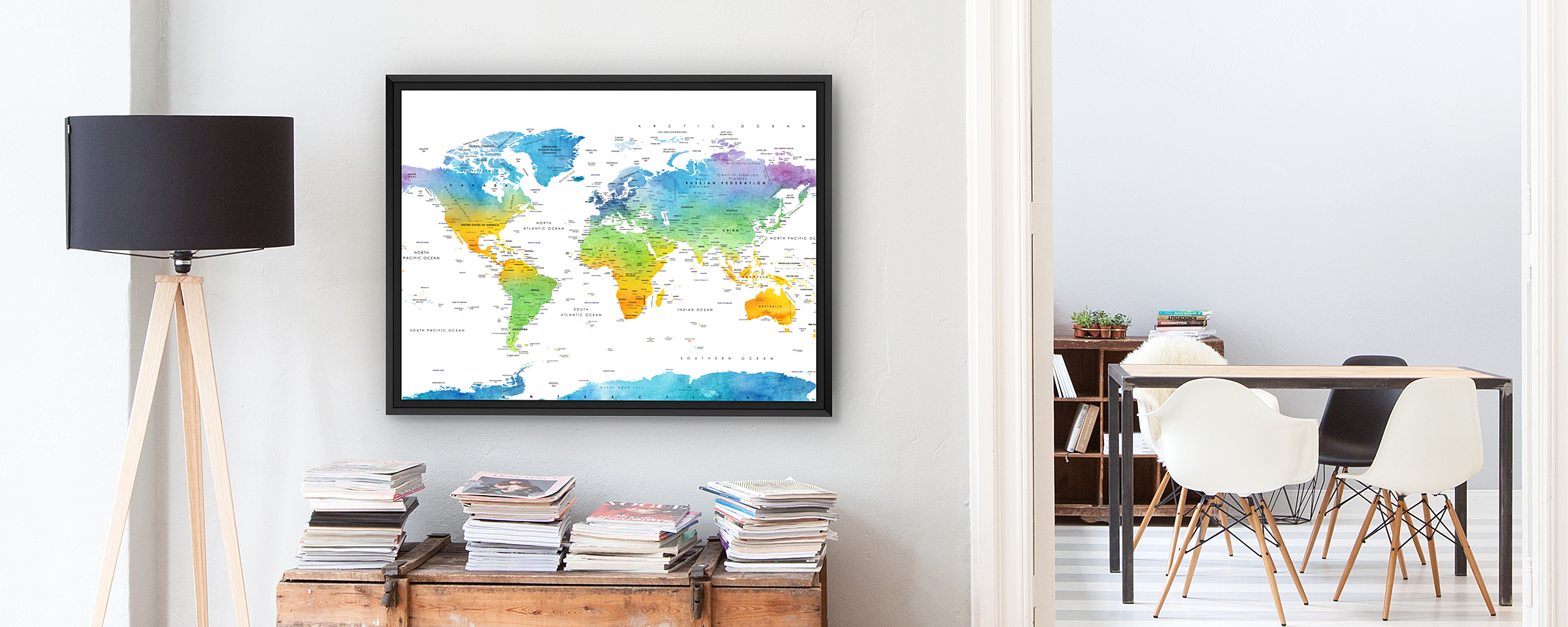 wereldkaart aan muur met lamp en stoelen
